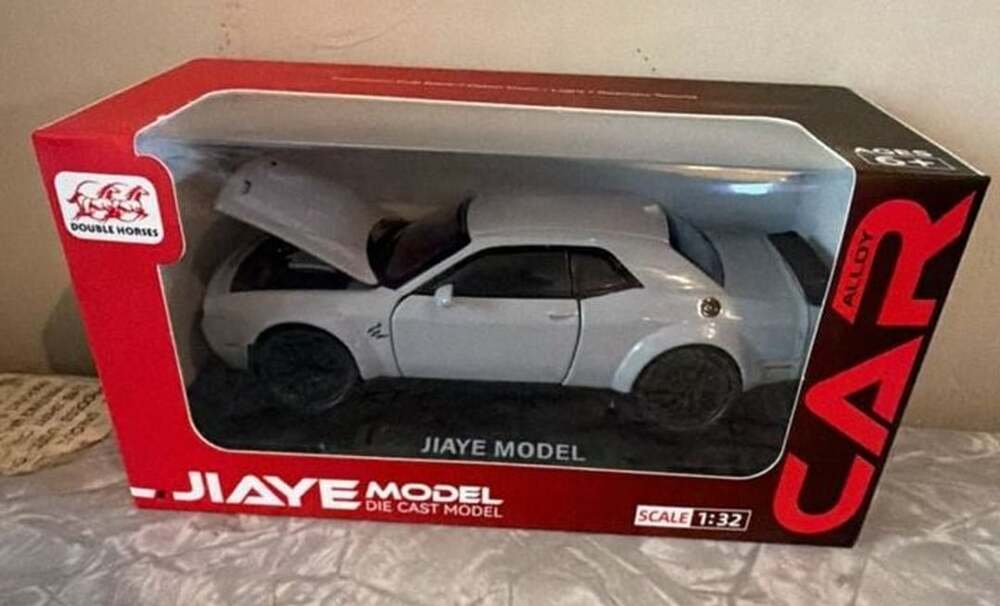 Jiaye Dodge Challenger SRT Hellcat 1:32 Diecast Alloy Toy Car White